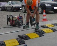 motaż progu zwalniającego, nawiercanie otworów