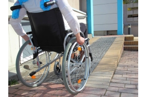 Podjazd dla niepełnosprawnych – przepisy budowlane, wymiary i wymagania