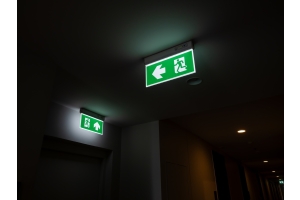 Znaki ewakuacyjne - rozmieszczenie i wymagania