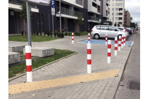 słupki ograniczające parkowanie – słupek U-12c metalowy przy chodniku