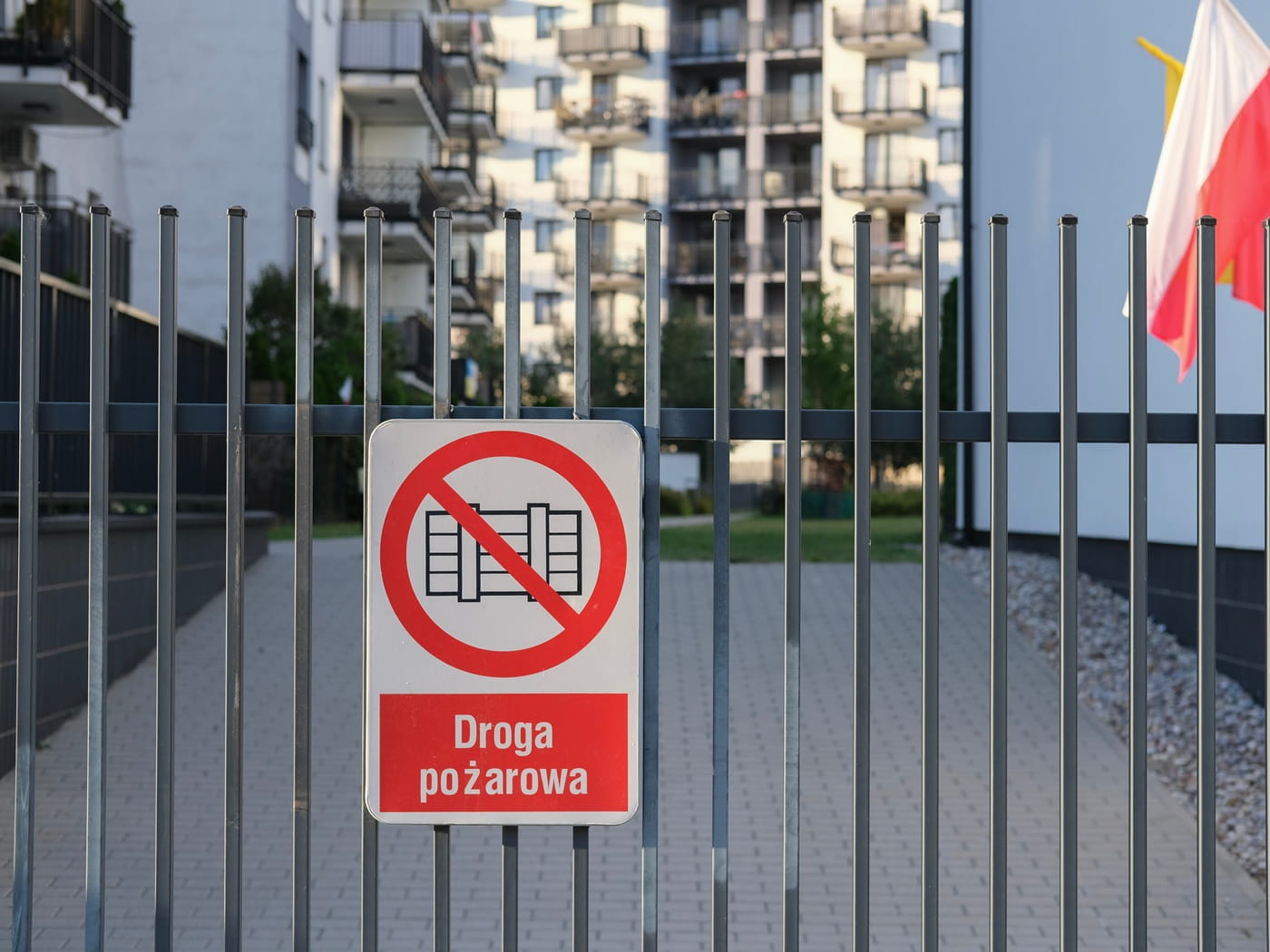 Jak prawidłowo oznaczyć drogę pożarową?
