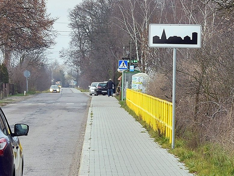 Znak D-42 obszar zabudowany przy wjeździe do miasta