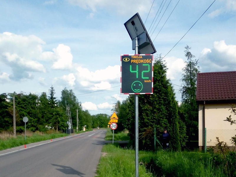 Radarowy wyświetlacz prędkości dziękuje za przestrzeganie ograniczenia prędkości