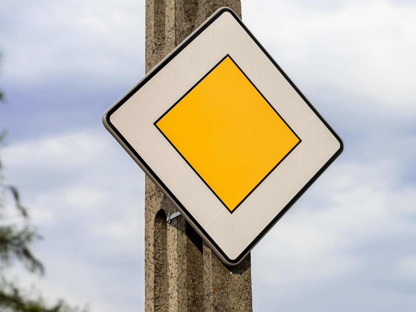 Różnica między znakami informacyjnymi a ostrzegawczymi