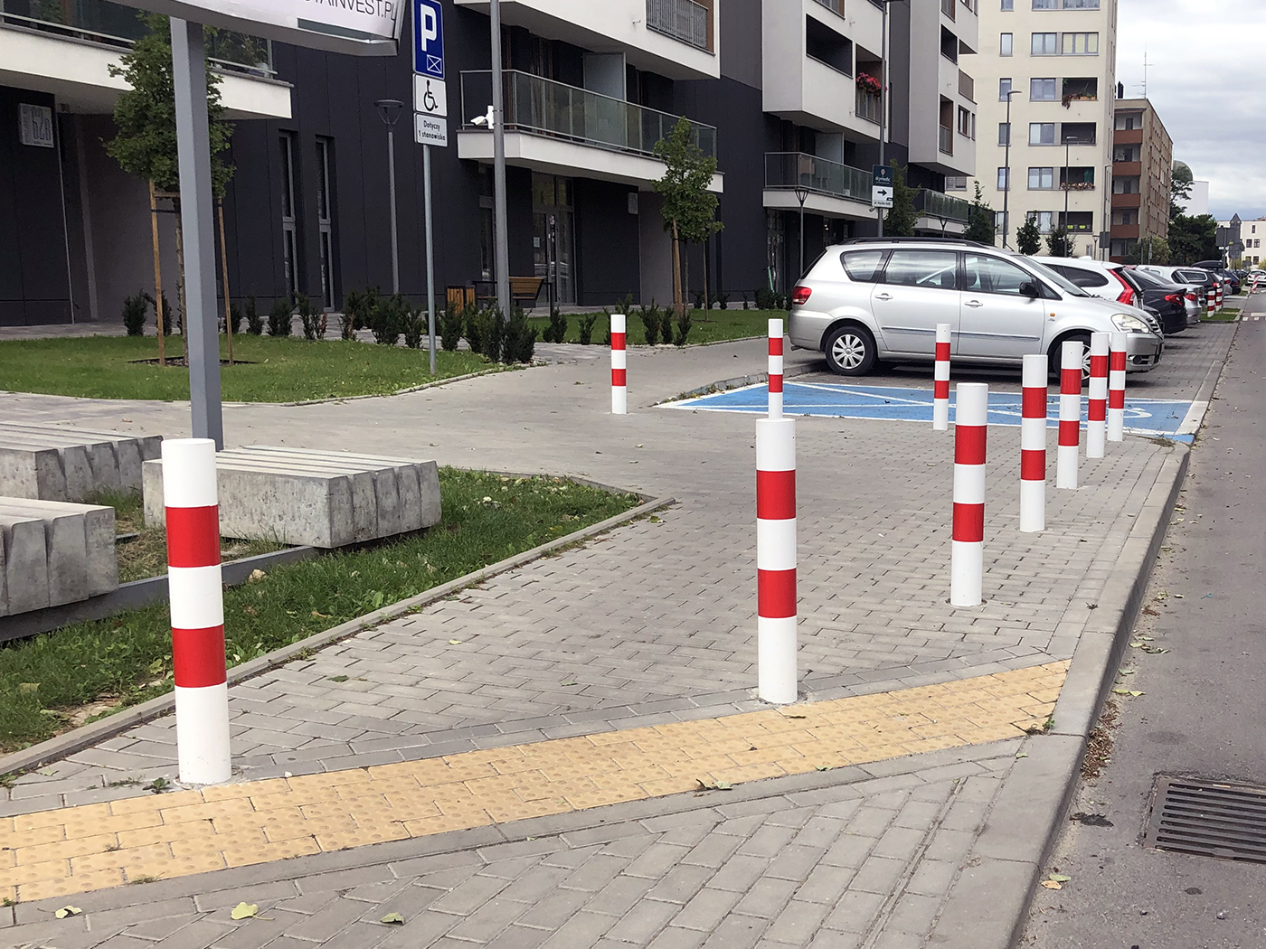 słupki ograniczające parkowanie – słupek U-12c metalowy przy chodniku