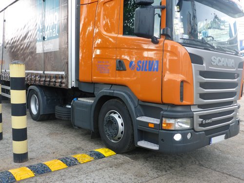 progi zwalniające dla samochodów ciężarowych