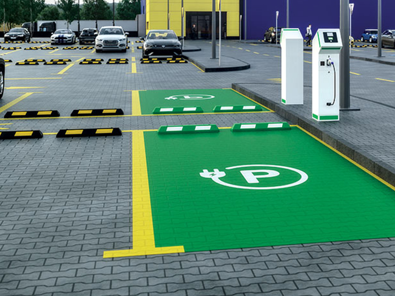 zielone separatory parkingowe na miejsce dla samochodów elektrycznych