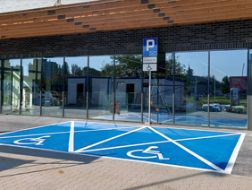 Farba drogowa niebieska malowanie miejsc dla niepełnosprawnych