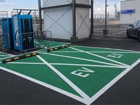 Miejsce dla samochod&oacute;w elektrycznych pomalowane zieloną farbą drogową RAL 6024