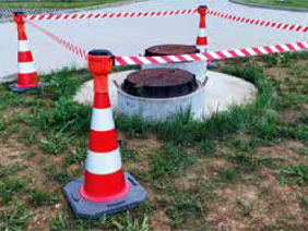 Pachołki drogowe z rozwijaną taśmą ostrzegwczą