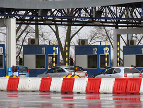 Bariera U-25c separuje ruch przy barierkach poboru opłat