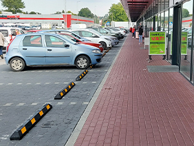 Separatory parkingowe chroniące ciąg pieszy i elewację galerii