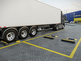 Separatory parkingowe dla samochodów ciężarowych przy centrum logistycznym
