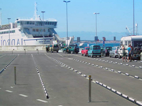 Stopery parkingowe rozdzielające pasy ruchu na nabrzeżu przy promie