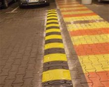 progi zwalniające w galerii handlowej