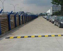 próg zwalniający zamontowany z zakłądzie produkcyjnym