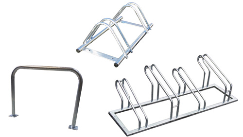 Mała architektura miejsca, stojaki na rowery, ławki parkowe